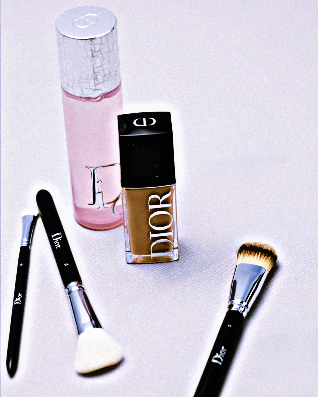 Base de maquillaje Dior Forever y brochas profesionales